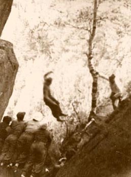 Подпись И.Ф.Беляка: Колокол. Прыжок Л.Безруких через 5-метровую щель Соболька. VII 1948.